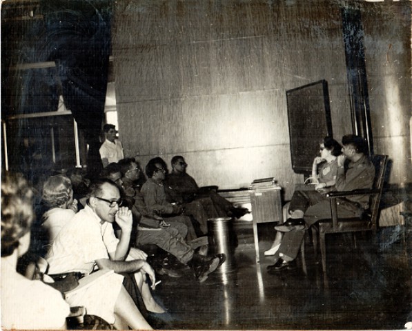 Foto de Israel Echevarría en el público, durante la clausura del curso de cultura al MINFAR, enero 1966. Colección BNJM     